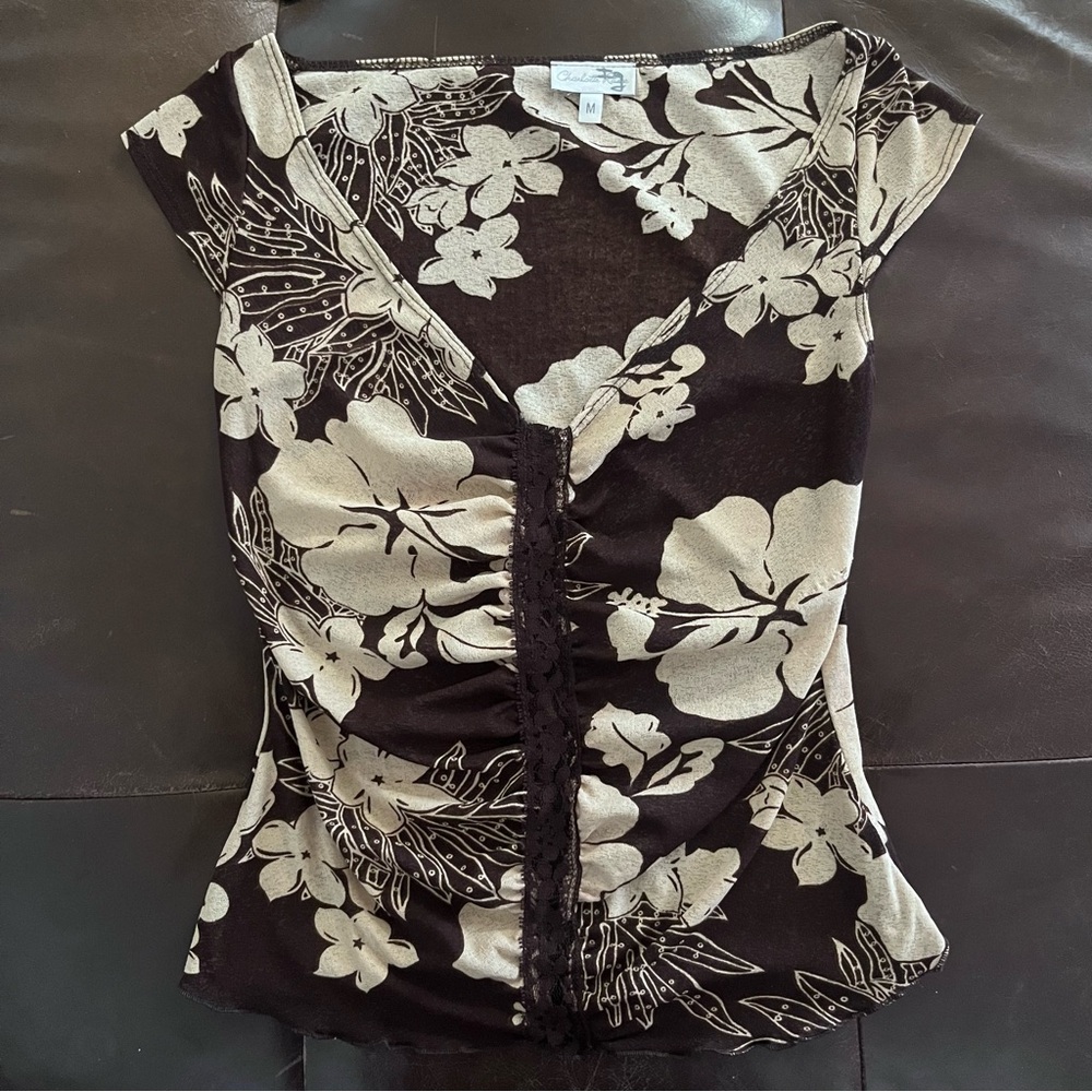 Charlotte Russe Black & Cream Floral Ruched Cap-Sleeve Top